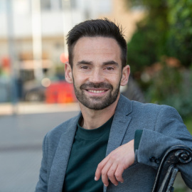 De la Cruz ha logrado aglutinar en torno a su candidatura a prácticamente toda la izquierda de Cadiz, excepto Podemos, y afronta el reto de mantener una alcaldía, la que deja Kichi, que es un símbolo. Él tiene claro el proyecto: "Necesitamo