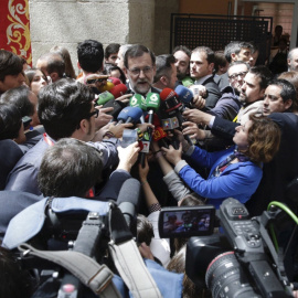 El presidente del Gobierno en funciones, realiza unas declaraciones a los periodistas tras asistir hoy a los actos del Dos de Mayo, Día de la Comunidad de Madrid. EFE/Zipi
