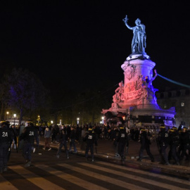 La Policía francesa se enfrenta a los manifestantes en la Plaza de la República. AFP PHOTO / MIGUEL MEDINA /