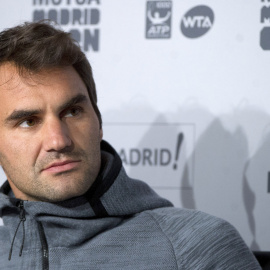 El tenista suizo Roger Federer, durante la rueda de prensa que ha ofrecido en la que ha anunciado que será baja para el Masters 1.000 de Madrid, torneo Mutua Madrid Open, "por problemas de espalda". EFE/Chema Moya