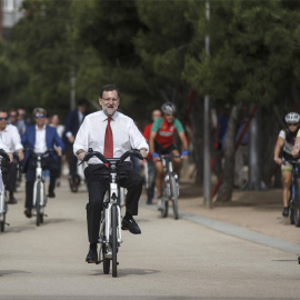 Cristina Cifuentes, Mariano Rajoy y Esperanza Aguirre, en Madrid Río. / ANDREA COMAS