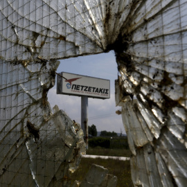 El logotipo de una fábrica de tubos de plástico que se cerró en 2011 se ve cerca de la ciudad de Kavala en la región de Tracia, Grecia.- REUTERS / Yannis Behrakis