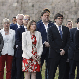 El presidente de la Generalitat, Carles Puigdemont (2ºd), acompañado por la alcaldesa de Barcelona, Ada Colau (d), y la presidenta del Parlamento de Cataluña, Carme Forcadell (c), durante el homenaje al ex expresident Luís Companys en el lu