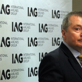 El consejero delegado del grupo IAG, Willie Walsh, en una rueda de prensa en Dublín. AFP /Paul Faith