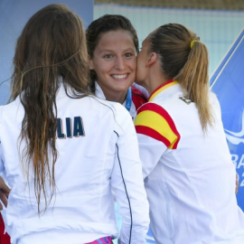 Mireia Belmonte colocando la medalla de bronce a su compañera - EFE