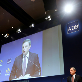 El presidente del BCE, Mario Draghi, durante su intervencion en la asamblea anual del Banco Asiático de Desarrollo, en Fráncfort. REUTERS/Ralph Orlowski