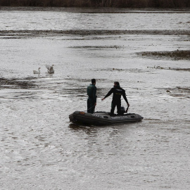 Efectivos de los GEAS de la Guardia Civil este lunes en el río Guadiana.