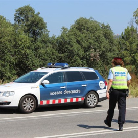 Fotografía de archivo de dos agentes de los Mossos. - EUROPA PRESS