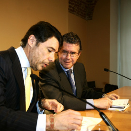 Fotografía de octubre de 2011 de los entonces vicepresidente de la Comunidad de Madridm¡¡, Ignacio González, y del  consejero de Justicia, Francisco Granados, en una rueda de prensa en la sede del Gobierno autonómico. E.P./José Oliva