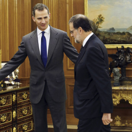 Rajoy, con el rey Felipe VI este viernes en la Zarzuela. REUTERS/Andrés Ballesteros