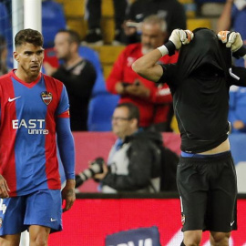 El portero del Levante Diego Mariño (d) y su compañero, el defensa argelino Carl Medjani, tras recibir el segundo gol del Málaga. /EFE