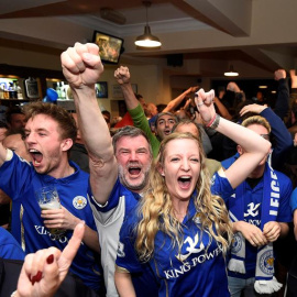 Seguidores del Leicester City celebran la consecución de la Premier tras el empate del Tottenham. /EFE