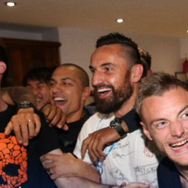Vardy y el resto de jugadores del Leicester celebran por todo lo alto el título de Liga.