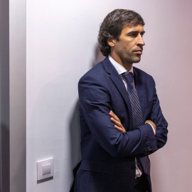 El exfutbolista del Real Madrid, Raúl González, en la capilla ardiente tras despedir al futbolista. | EFE