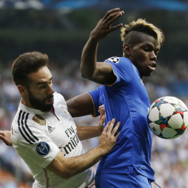 Carvajal y Pogba luchan por un balón durante el partido. Reuters / Paul Hanna