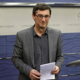 El portavoz parlamentario de la Izquierda Plural, José Luis Centella, durante la rueda de prensa ofrecida esta tarde en el Congreso de los Diputados