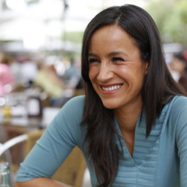 La candidata de Ciudadanos a la Alcaldía de Madrid, Begoña Villacís, tomando café en el centro de Madrid. Imagen cedida por C's.