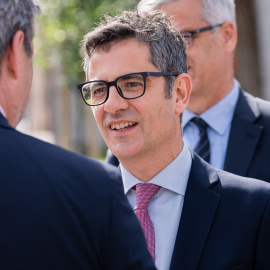 El ministro de la Presidencia, Relaciones con las Cortes y Memoria Democrática, Félix Bolaños, en el acto homenaje a las víctimas españolas del nazismo, en el monolito en recuerdo de los deportados y fallecidos en el campo de concentración 