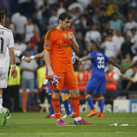 Bale y Casillas se lamentan con los jugadores de la Juventus detrás celebrando su pase a la final. Reuters / Sergio Pérez