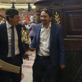 20/06/2018.-El líder de Podemos, Pablo Iglesias (d), conversa con el portavoz del PP, Rafael Hernando, durante la sesión de control al Gobierno, celebrada esta mañana en el Congreso de los Diputados. EFE/Javier Lizón