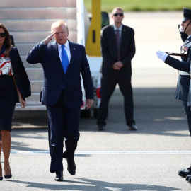 Trump y su esposa Melania llegan a Londres en visita oficial. (HANNAH MCKAY | REUTERS)