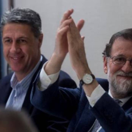 El presidente del PP y del Gobierno, Mariano Rajoy (d), junto al candidato del PPC a las elecciones de Catalunya, Xavier García Albiol (i), en uno de sus últimos actos de campaña. Archivo EFE