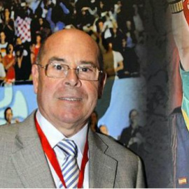 Miguel Reina posa con una imagen de su hijo y de Casillas a la espalda.