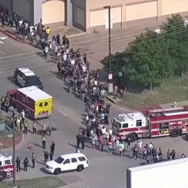 Numerosas personas salen de un centro comercial en Texas donde se ha producido un tiroteo, a 6 de mayo de 2023