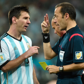 Çakir habla con Messi durante la semifinal del Mundial de Brasil entre Argentina y Holanda. /AFP