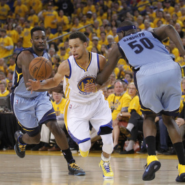 Stephen Curry, de los Warriors, se marcha de Randolph y Green, de los Grizzlies. /REUTERS