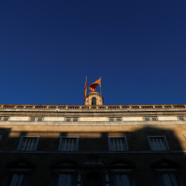 La bandera española y la senyera en lo alto del Palau de la Generalitat, en Barcelona. REUTERS/Yves Herman