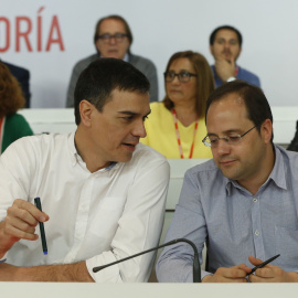 El secretario general del PSOE, Pedro Sánchez, conversa con el secretario de Organización, César Luena, durante la reunión extraordinaria del Comité Federal del PSOE. EFE/Paco Campos
