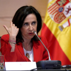 La ministra de Defensa, Margarita Robles, durante la rueda de prensa que ofrece posterior al encuentro que ha mantenido con el director general del CNI, Félix Sanz Roldán, hoy en el complejo de la institución de Inteligencia en Madrid. EFE/