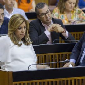 La presidenta de la Junta de Andalucía en funciones, Susana Díaz, junto a los diputados de su grupo, durante la tercera votación para su investidura como presidenta celebrada en el Parlamento andaluz. EFE/Julio Muñoz