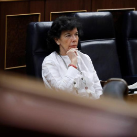 La portavoz del Gobierno y ministra de Educación y Formación Profesional, Isabel Celaá, durante un pleno del Congreso de los Diputados.- EFE/Juan Carlos Hidalgo