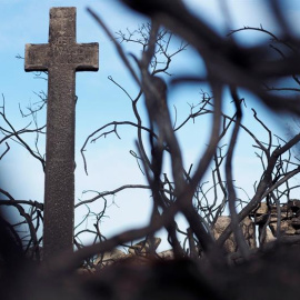 Detalle de una sepultura del cementerio de Curbian, cerca de Palas de Rei (Lugo).- EFE