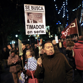 Pensionistas en una manifestación contra los recortes del Gobierno de Mariano Rajou. REUTERS