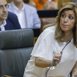 La presidenta de la Junta de Andalucía en funciones, Susana Díaz, emite su voto desde el escaño en la tercera votación para su investidura como presidenta celebrada  en el Parlamento andaluz en Sevilla. EFE/Julio Muñoz