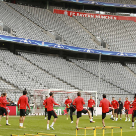 Los jugadores del Atlético, ayer, en el entrenamiento previo en el Allianz Arena. /REUTERS