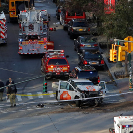 Las ambulancias llegan al lugar donde se ha producido el suceso. REUTERS/Andrew Kelly