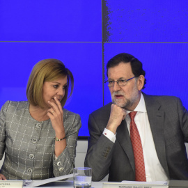 El presidente del Gobierno en funciones y presidente del PP, Mariano Rajoy, conversa con la secretaria general del partido, María Dolores de Cospedal, durante la reunión del Comité Ejecutivo Nacional del PP. EFE/Fernando Villar