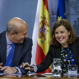 La vicepresidenta del Gobierno español, Soraya Sáenz de Santamaría, y el ministro de Educación, José Ignacio Wert, durante la rueda de prensa posterior a la reunión del Consejo de Ministros. EFE/Emilio Naranjo