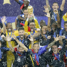 Los jugadores de Francia levantan la Copa del Mundo tras ganar por 4-2 en la final a Croacia. /EFE