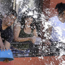 El distrito de Puente de Vallecas se convierte un año más, y ya van 37 ediciones, en un océano con motivo de la celebración de la Batalla Naval, que se celebró en la tarde de este domingo bajo el lema de "Mójate por la derogación de la ley 