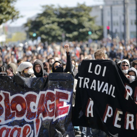 Estudiantes en una manifestación contra la propuesta de reforma laboral francesa en Nantes, Francia. REUTERS/Stephane Mahe