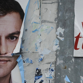 Un cartel de las pasadas elecciones de Pedro Sánchez, en la localidad asturiana de Lugones. REUTERS/Eloy Alonso