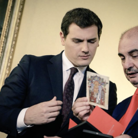 El líder de Ciudadanos, Albert Rivera, con el candidato socialista en Aragón Javier Lambán, en una reunión el pasado año. Fuente: Cs