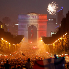 Francia sale a la calle para celebrar la victoria del Mundial de Rusia frente a Croacia. REUTERS/Charles Platiau