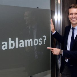 12/07/2018.- El candidato a la Presidencia del PP Pablo Casado posa junto una publicidad de un establecimiento comercial, en el que se puede leer “¿Hablamos?”, tras el encuentro celebrado esta tarde con compromisarios en Valladolid. EFE/NAC