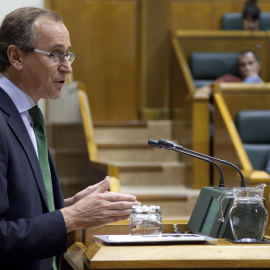 El portavoz del PP vasco, Alfonso Alonso interviene en el  Parlamento Vasco en Vitoria donde se celebra el Pleno de Política General.